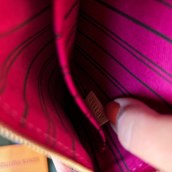 Authentic Louis Vuitton Neverfull PM NEW pink monogram wristlet pouch - Picture 3 of 9